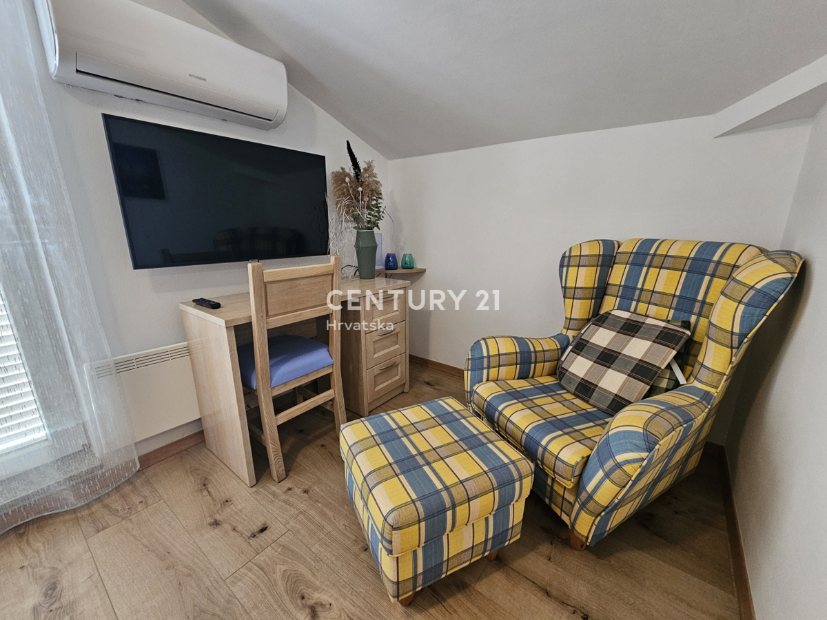 POREČ, APPARTAMENTO DUE LOCALI CON GARAGE, A 800 M DAL MARE, VISTA MARE