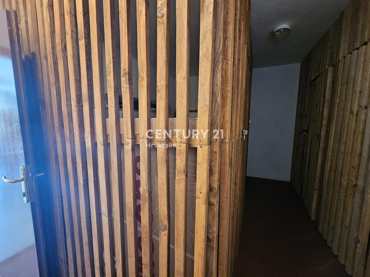 POREČ, APPARTAMENTO DUE LOCALI CON GARAGE, A 800 M DAL MARE, VISTA MARE