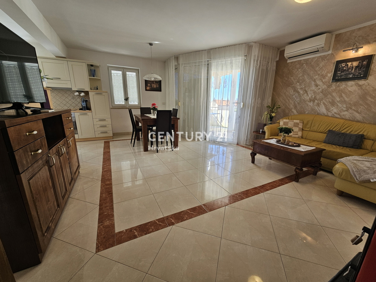 POREČ, APPARTAMENTO DUE LOCALI CON GARAGE, A 800 M DAL MARE, VISTA MARE