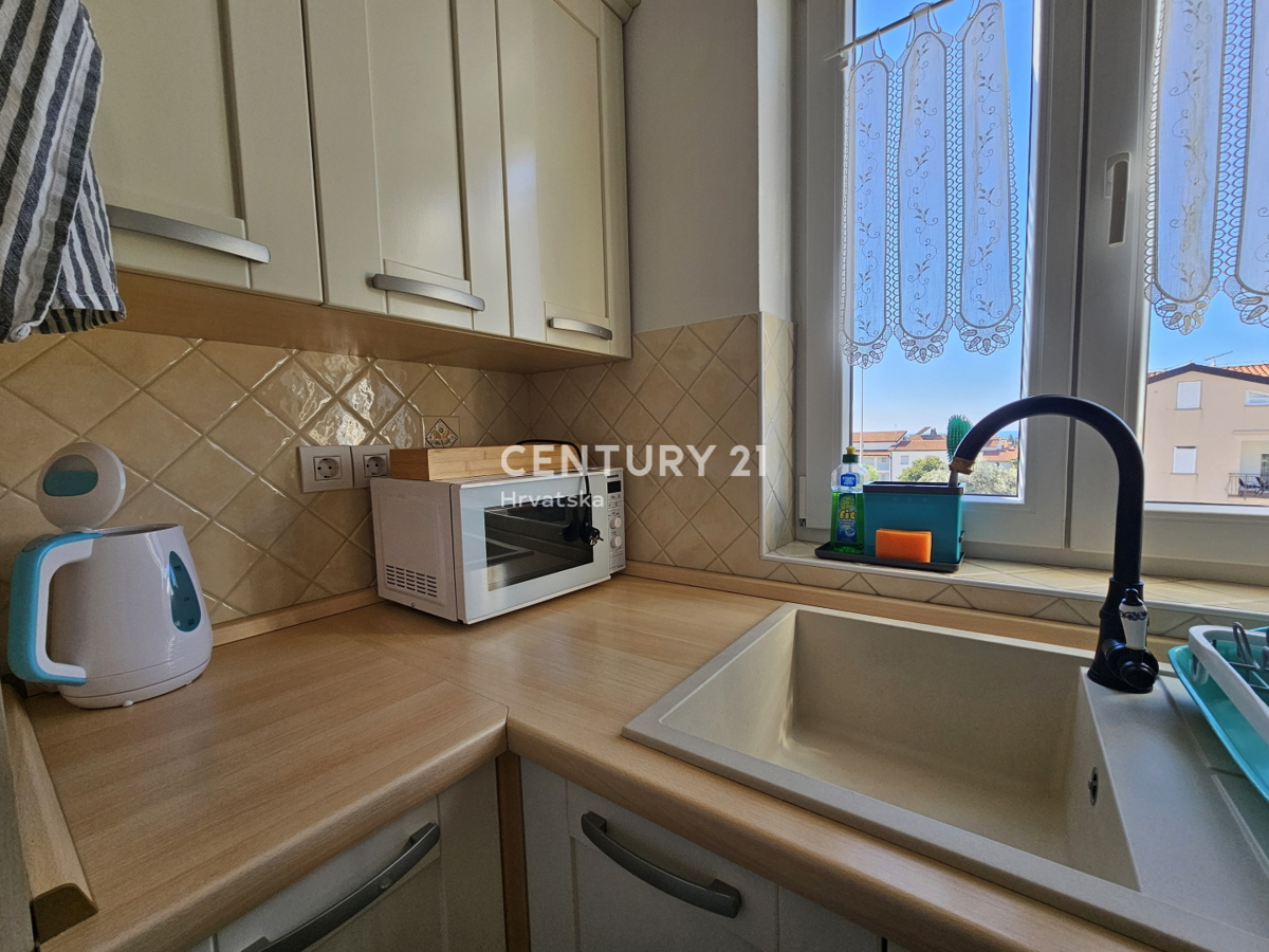 POREČ, APPARTAMENTO DUE LOCALI CON GARAGE, A 800 M DAL MARE, VISTA MARE