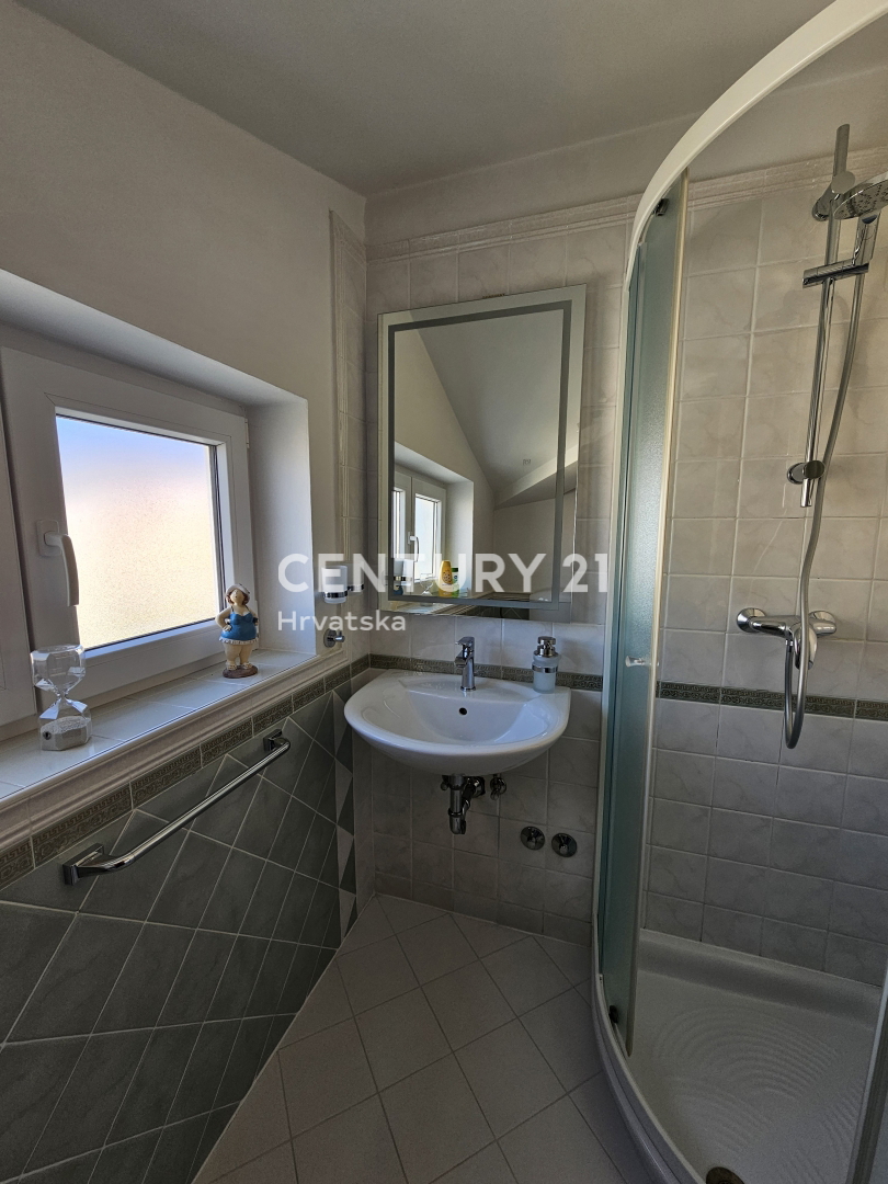 POREČ, APPARTAMENTO DUE LOCALI CON GARAGE, A 800 M DAL MARE, VISTA MARE