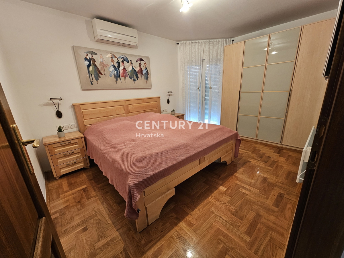 POREČ, APPARTAMENTO DUE LOCALI CON GARAGE, A 800 M DAL MARE, VISTA MARE