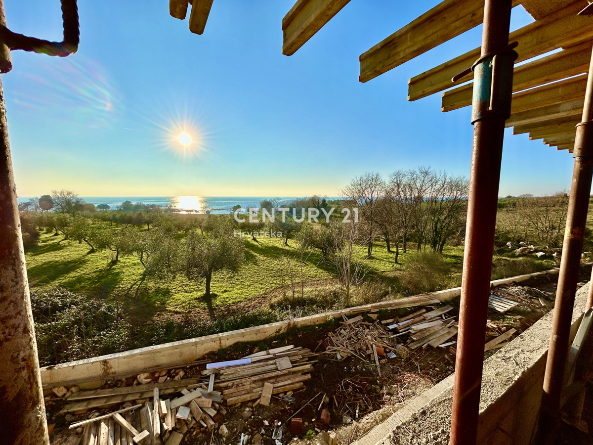 Umag, duplex casa a soli 150 metri dalla spiaggia con vista panoramica e aperta sul mare