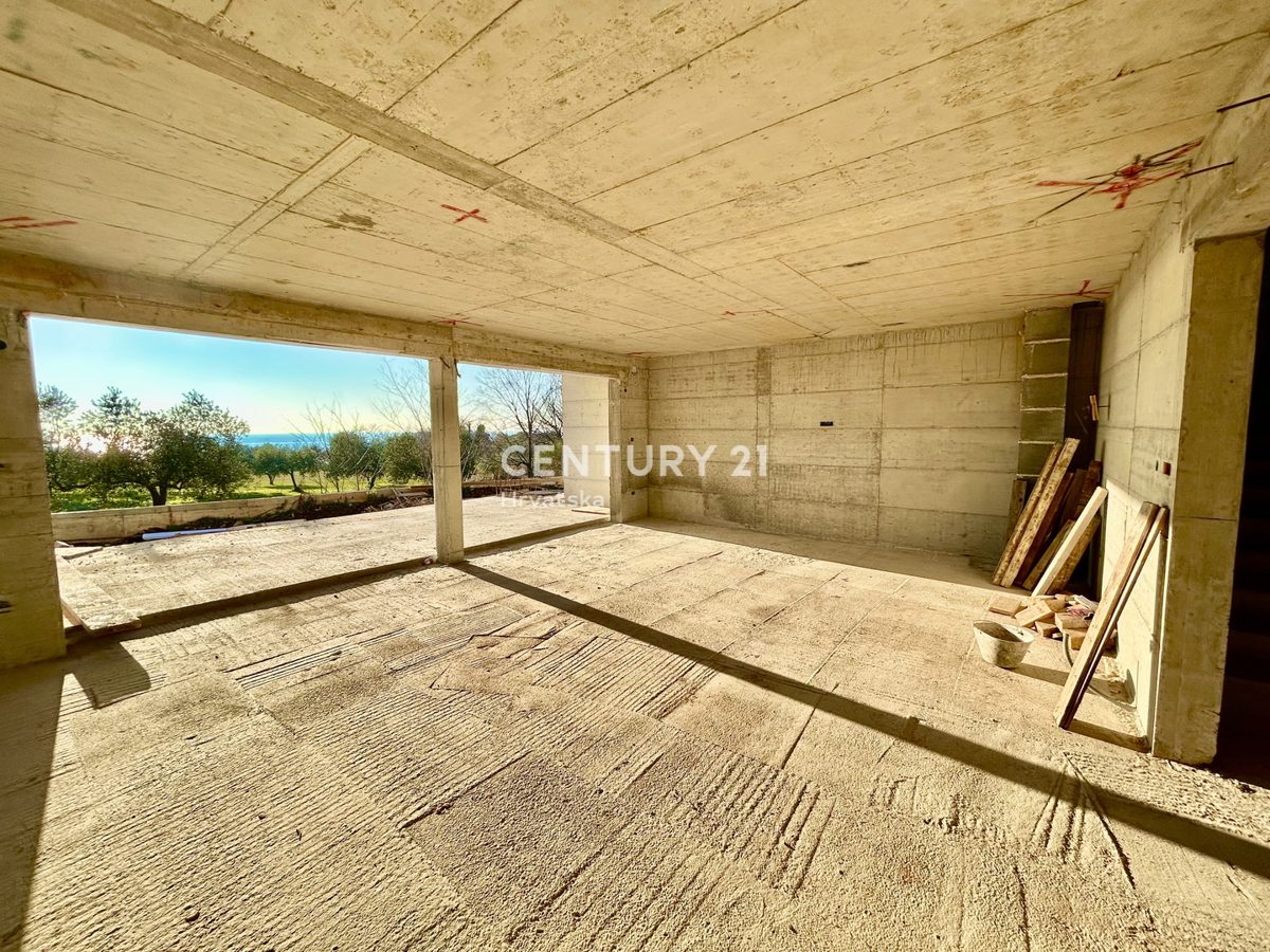 Umag, duplex casa a soli 150 metri dalla spiaggia con vista panoramica e aperta sul mare