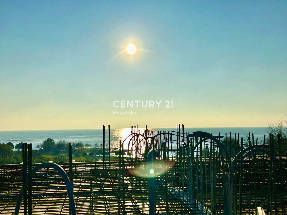 Umag, duplex casa a soli 150 metri dalla spiaggia con vista panoramica e aperta sul mare
