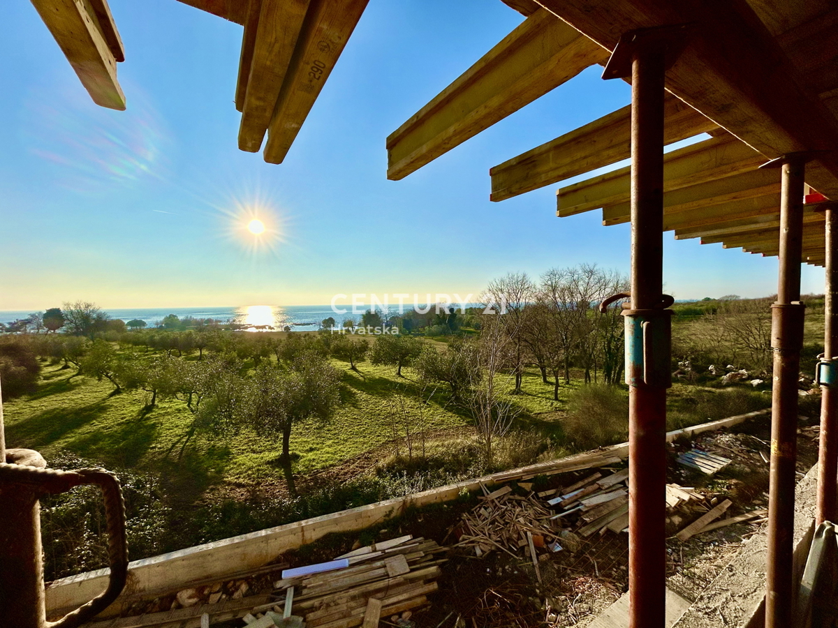 Umag, duplex casa a soli 150 metri dalla spiaggia con vista panoramica e aperta sul mare