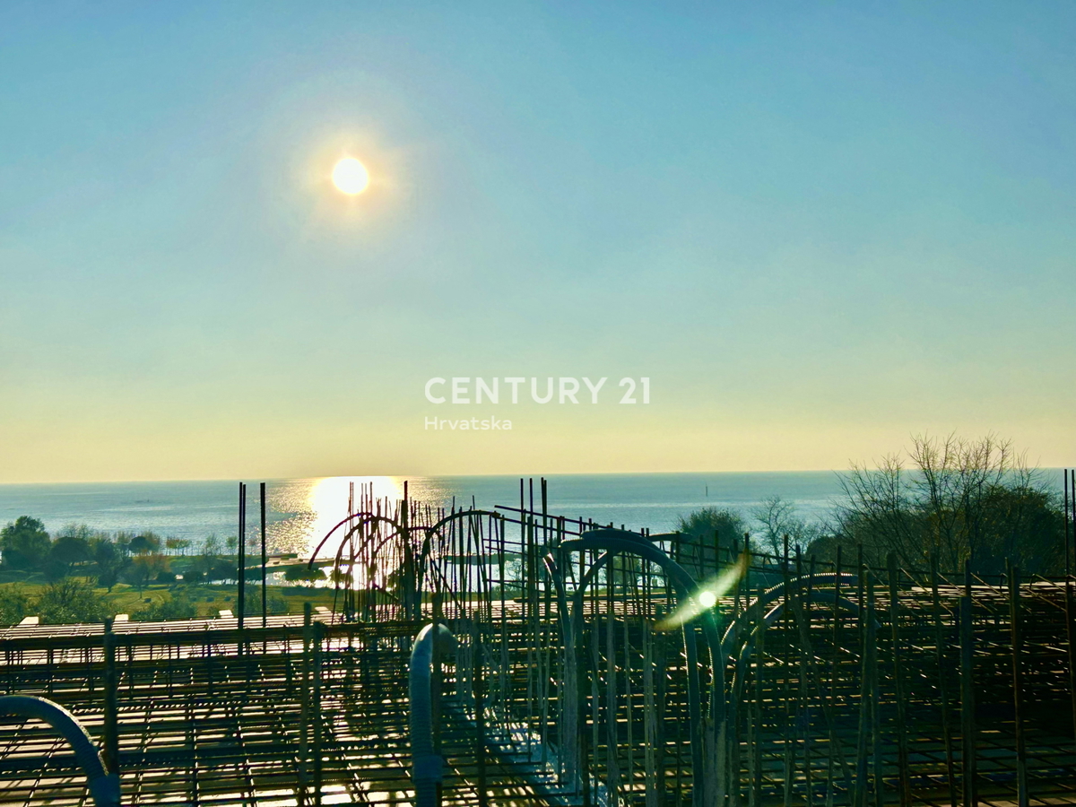 Umag, duplex casa a soli 150 metri dalla spiaggia con vista panoramica e aperta sul mare