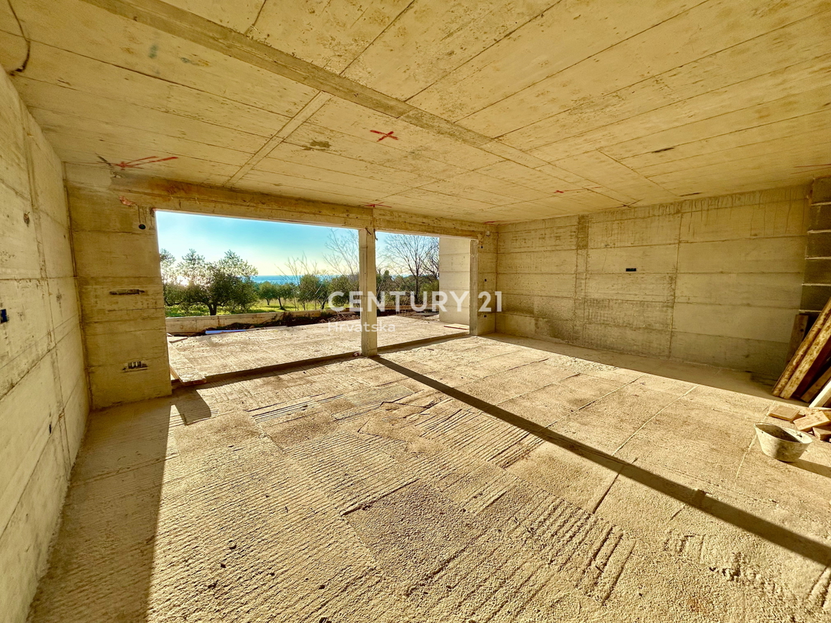 Umag, duplex casa a soli 150 metri dalla spiaggia con vista panoramica e aperta sul mare