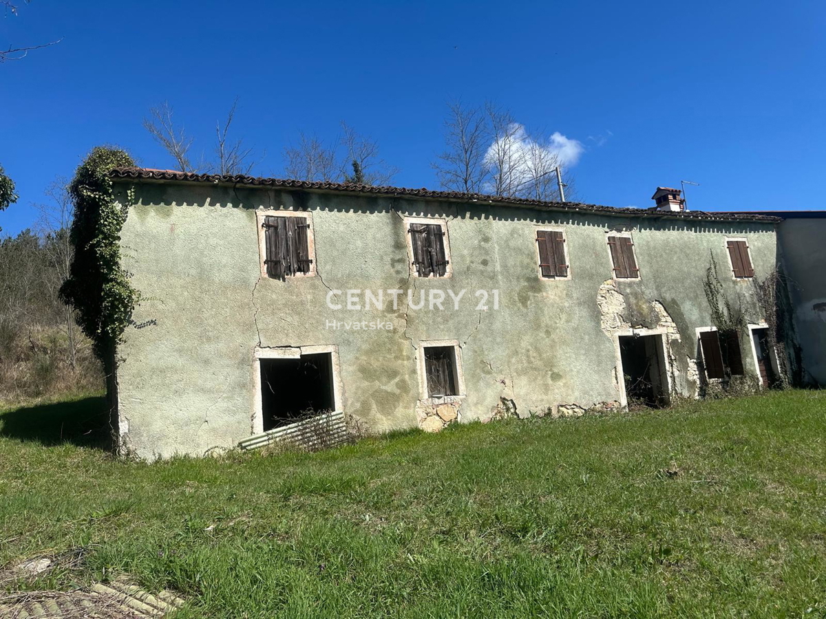 GROŽNJAN, IN VENDITA SPLENDIDA PROPRIETÀ CON VISTA APERTA SULLA NATURA