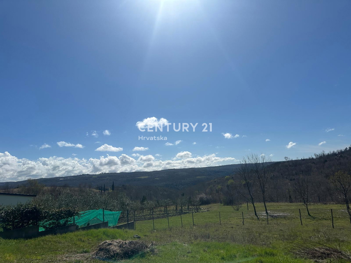 GROŽNJAN, IN VENDITA SPLENDIDA PROPRIETÀ CON VISTA APERTA SULLA NATURA