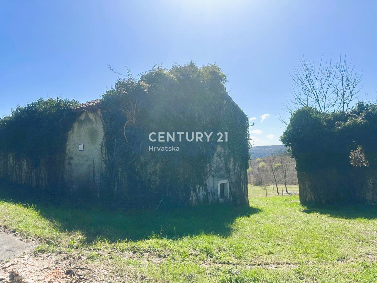 GROŽNJAN, IN VENDITA SPLENDIDA PROPRIETÀ CON VISTA APERTA SULLA NATURA