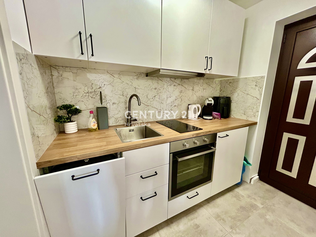 UMAG, CENTRO, MONOLOCALE RISTRUTTURATO E ARREDATO CON VISTA MARE