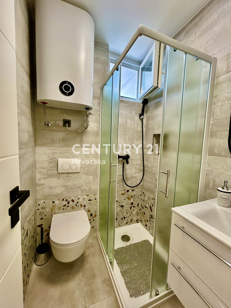 UMAG, CENTRO, MONOLOCALE RISTRUTTURATO E ARREDATO CON VISTA MARE