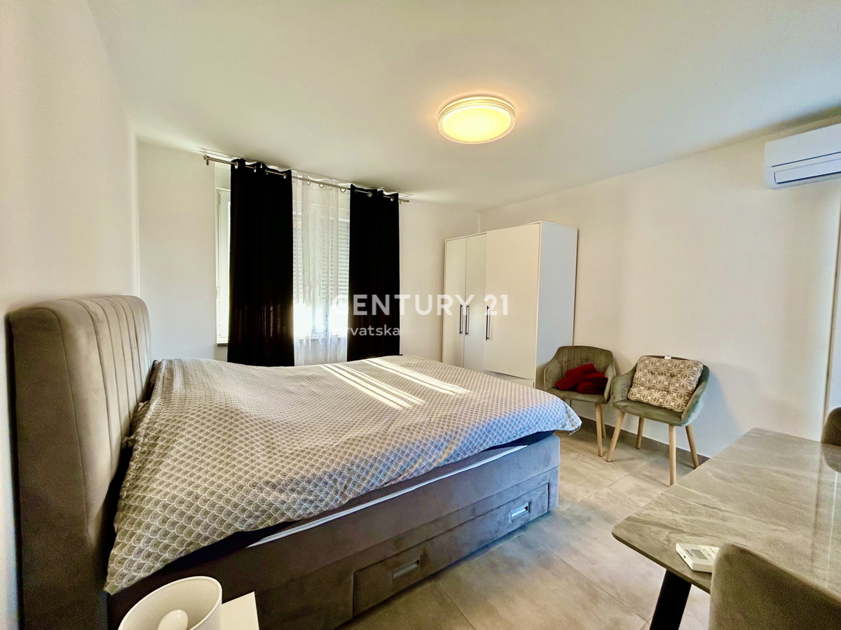 UMAG, CENTRO, MONOLOCALE RISTRUTTURATO E ARREDATO CON VISTA MARE