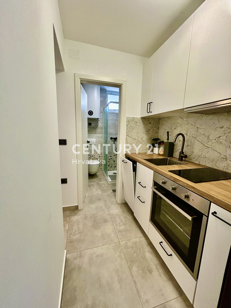 UMAG, CENTRO, MONOLOCALE RISTRUTTURATO E ARREDATO CON VISTA MARE