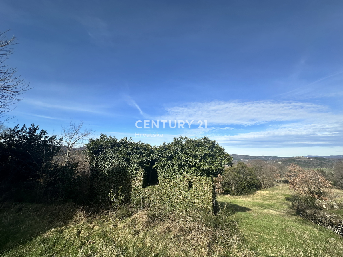 ISTRA, BOLJUN, RUDERE IN PIETRA CON AMPIO TERRENO E VISTA APERTA SULLA NATURA