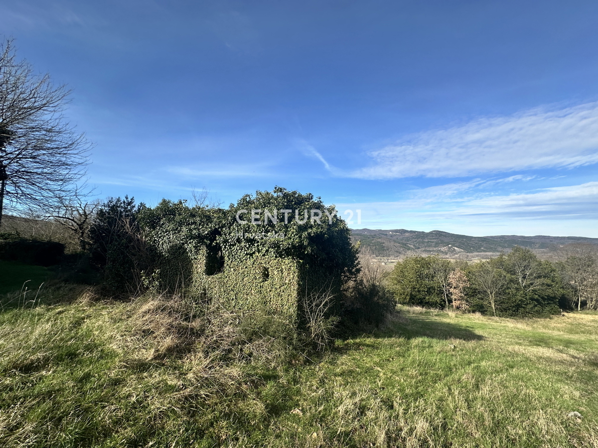 ISTRA, BOLJUN, RUDERE IN PIETRA CON AMPIO TERRENO E VISTA APERTA SULLA NATURA