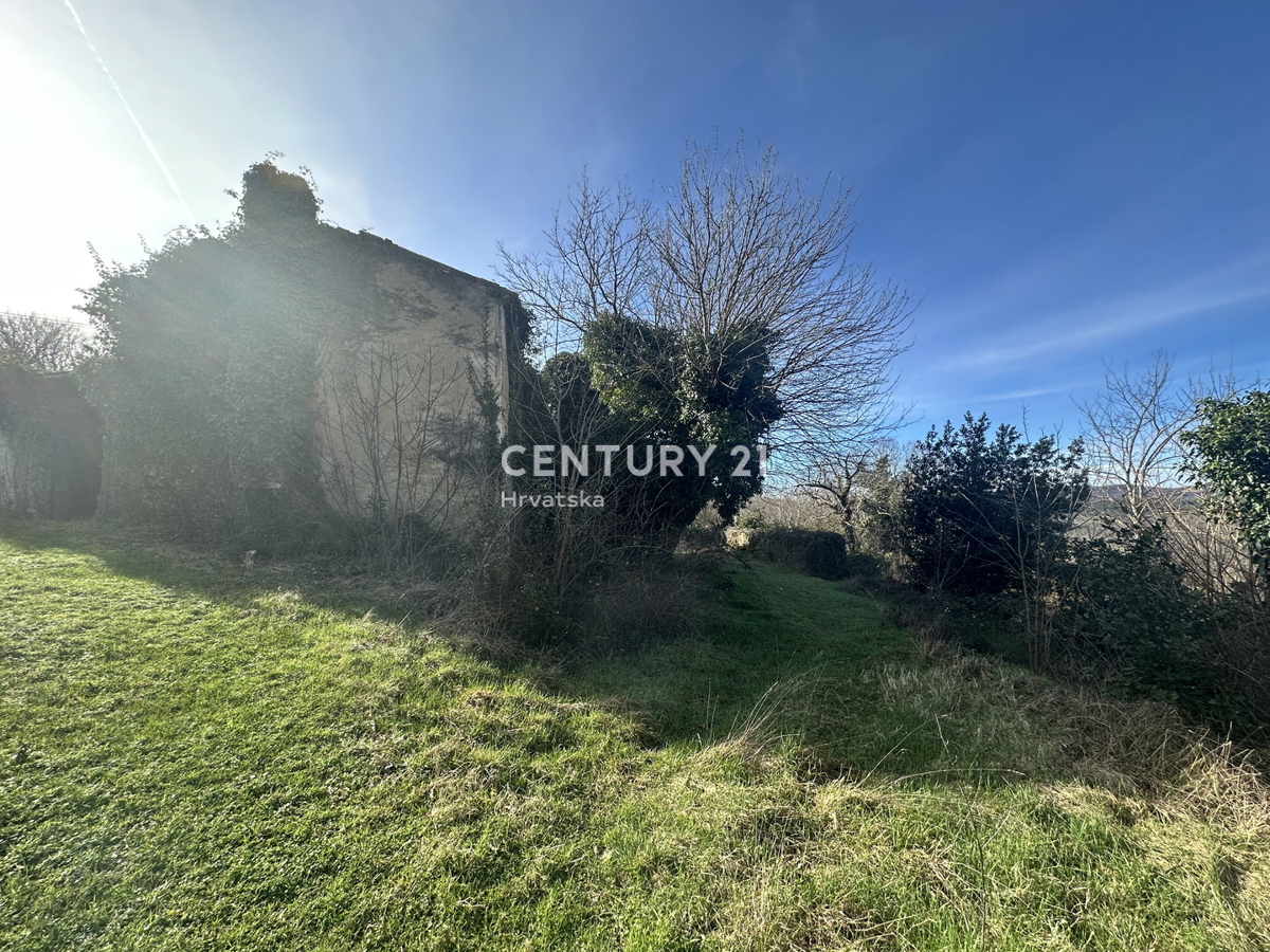 ISTRA, BOLJUN, RUDERE IN PIETRA CON AMPIO TERRENO E VISTA APERTA SULLA NATURA