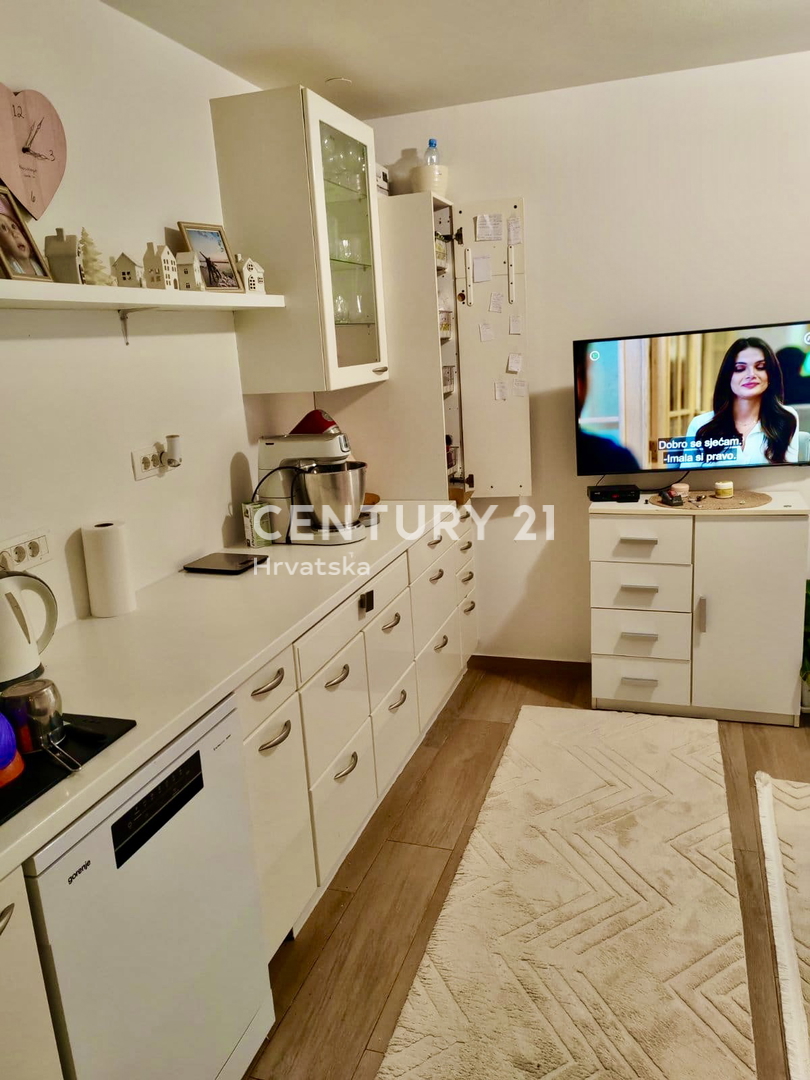 POREČ, ČERVAR PORAT, APPARTAMENTO RISTRUTTURATO IN OTTIMA POSIZIONE