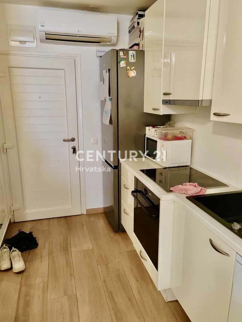 POREČ, ČERVAR PORAT, APPARTAMENTO RISTRUTTURATO IN OTTIMA POSIZIONE