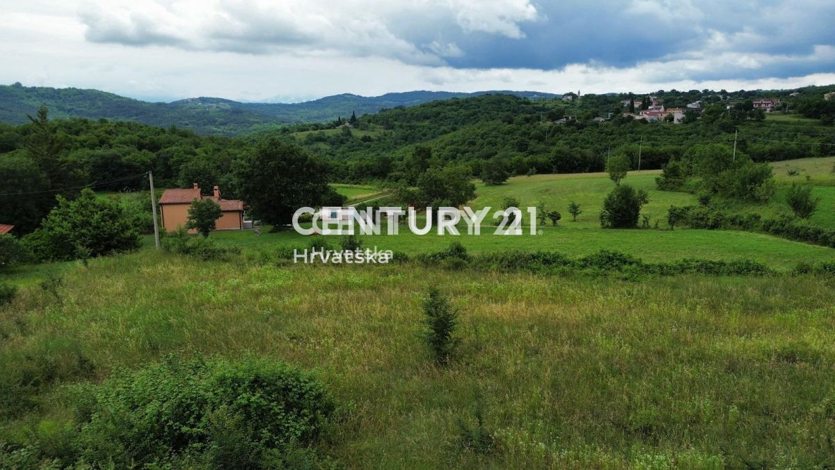 VIŠNJAN, PERIFERIA, TERRENO EDIFICABILE CON VISTA ATTRATTIVA E PERMESSO DI COSTRUIRE