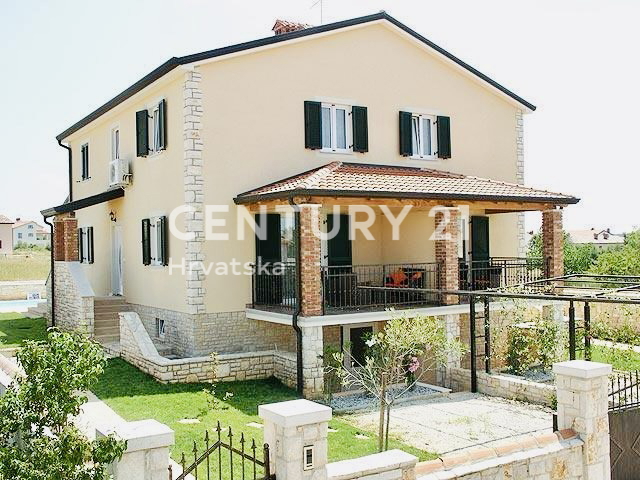 UMAG, DINTORNI, VILLA BIFAMILIARE A SOLI 150 METRI DALLA SPIAGGIA E DAL MARE