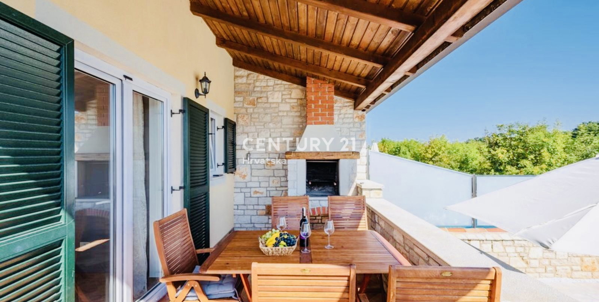 UMAG, DINTORNI, VILLA BIFAMILIARE A SOLI 150 METRI DALLA SPIAGGIA E DAL MARE