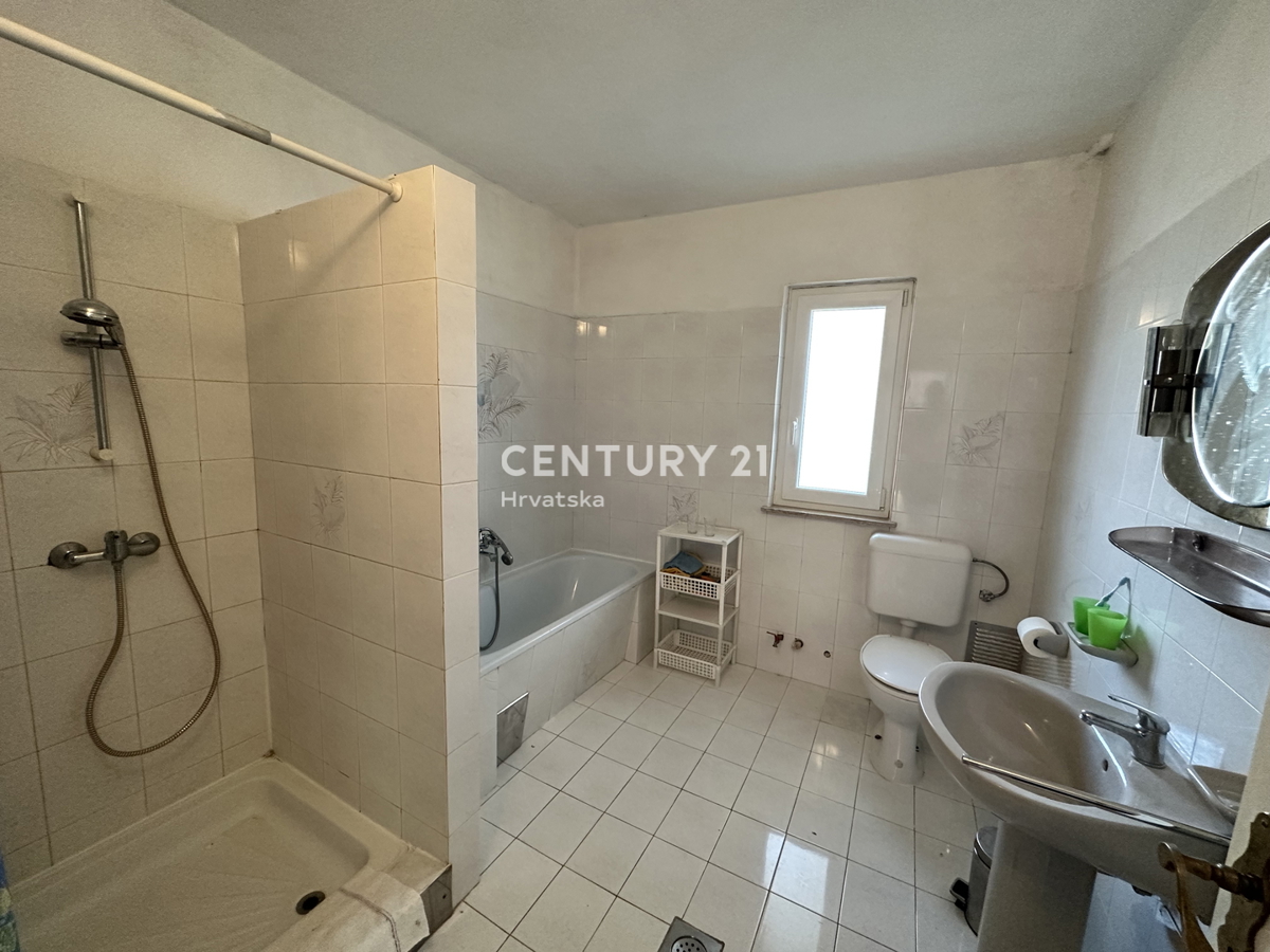 LABIN, CASA CON 5 APPARTAMENTI E AMPIO GIARDINO