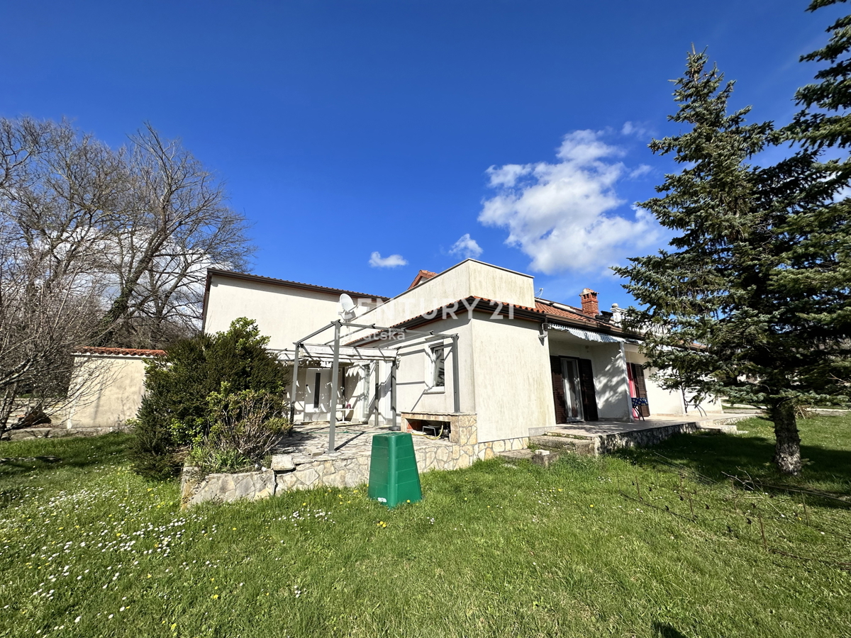 LABIN, CASA CON 5 APPARTAMENTI E AMPIO GIARDINO