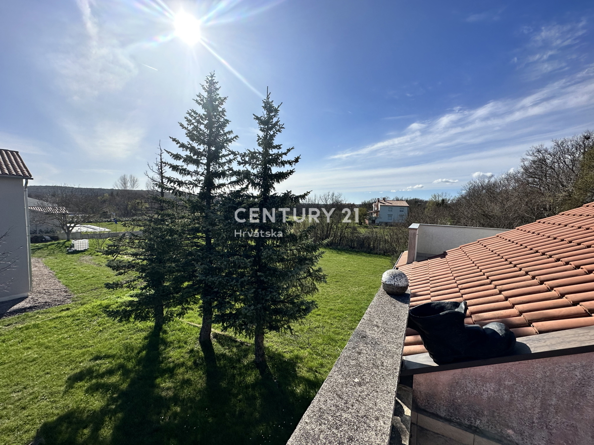 LABIN, CASA CON 5 APPARTAMENTI E AMPIO GIARDINO