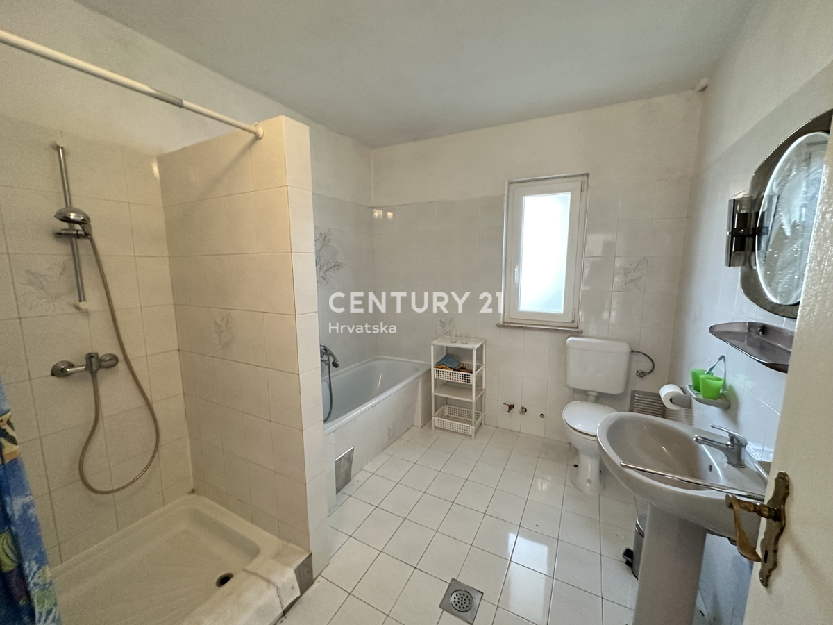 LABIN, CASA CON 5 APPARTAMENTI E AMPIO GIARDINO