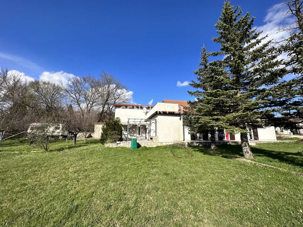 LABIN, CASA CON 5 APPARTAMENTI E AMPIO GIARDINO