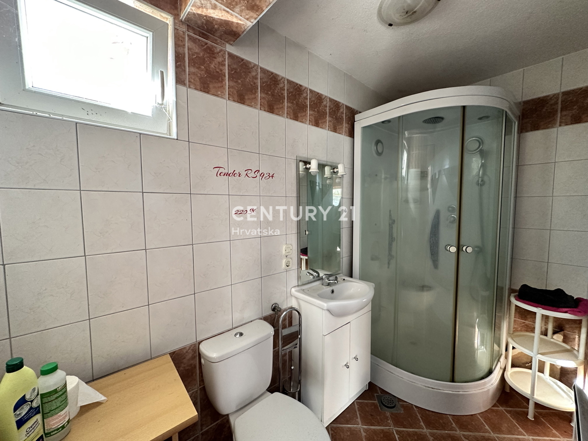 LABIN, CASA CON 5 APPARTAMENTI E AMPIO GIARDINO