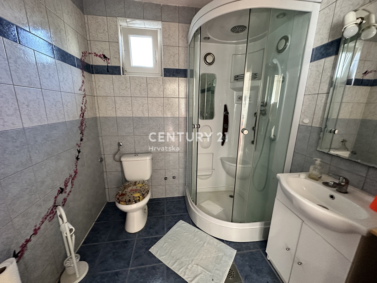 LABIN, CASA CON 5 APPARTAMENTI E AMPIO GIARDINO