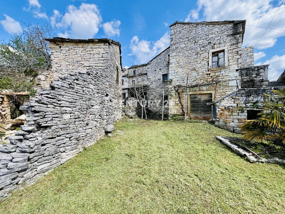 OPRTALJ, AUTOCTONE ISTRIAN HOUSES FOR RESTORATION