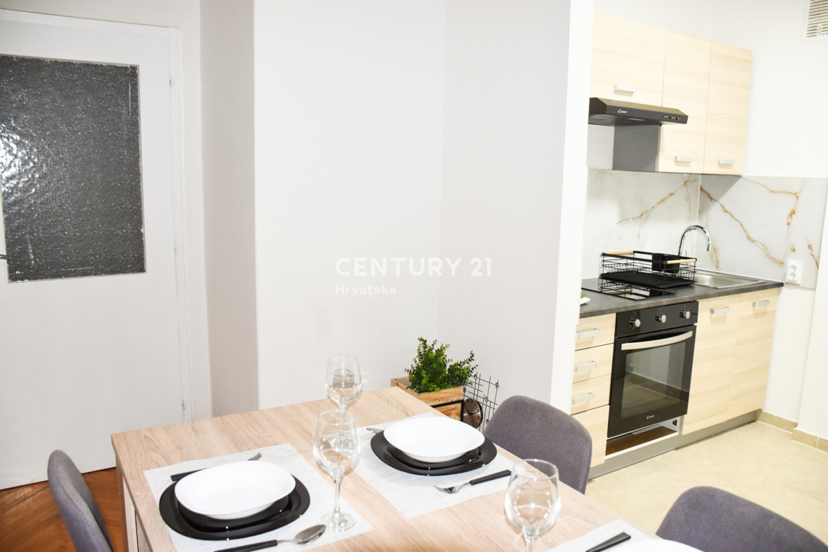 POREČ, APPARTAMENTO IN VENDITA AL PRIMO PIANO, OTTIMA POSIZIONE A SOLI 500 M DAL MARE