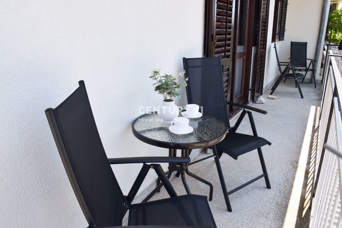 POREČ, APPARTAMENTO IN VENDITA AL PRIMO PIANO, OTTIMA POSIZIONE A SOLI 500 M DAL MARE