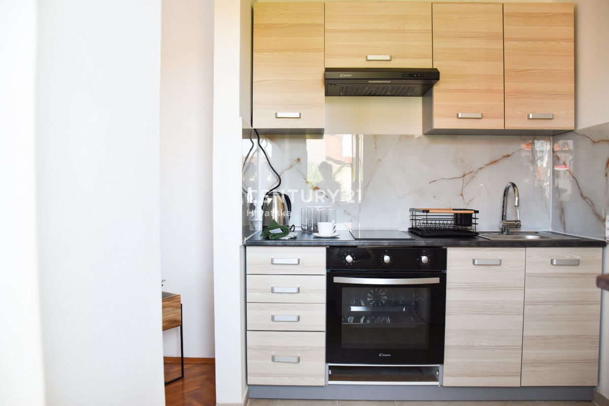 POREČ, APPARTAMENTO IN VENDITA AL PRIMO PIANO, OTTIMA POSIZIONE A SOLI 500 M DAL MARE