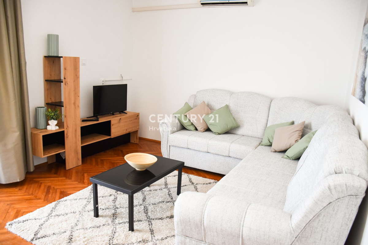 POREČ, APPARTAMENTO IN VENDITA AL PRIMO PIANO, OTTIMA POSIZIONE A SOLI 500 M DAL MARE