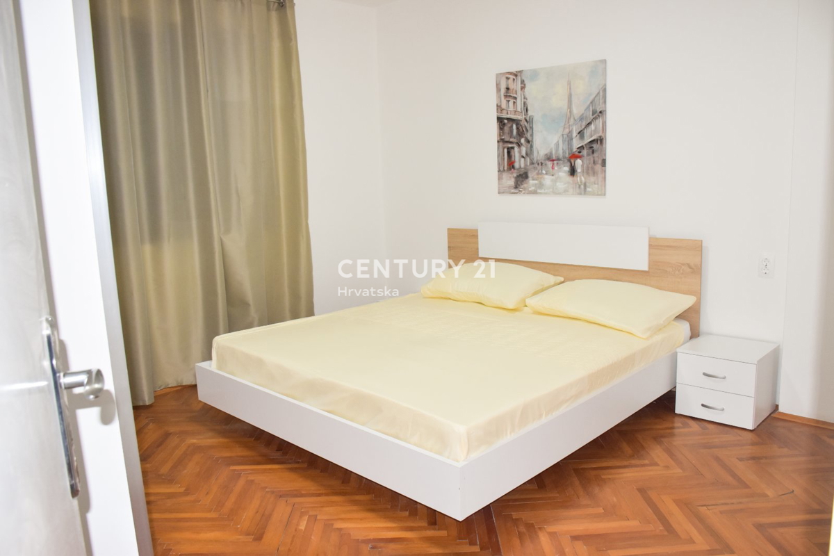 POREČ, APPARTAMENTO IN VENDITA AL PRIMO PIANO, OTTIMA POSIZIONE A SOLI 500 M DAL MARE