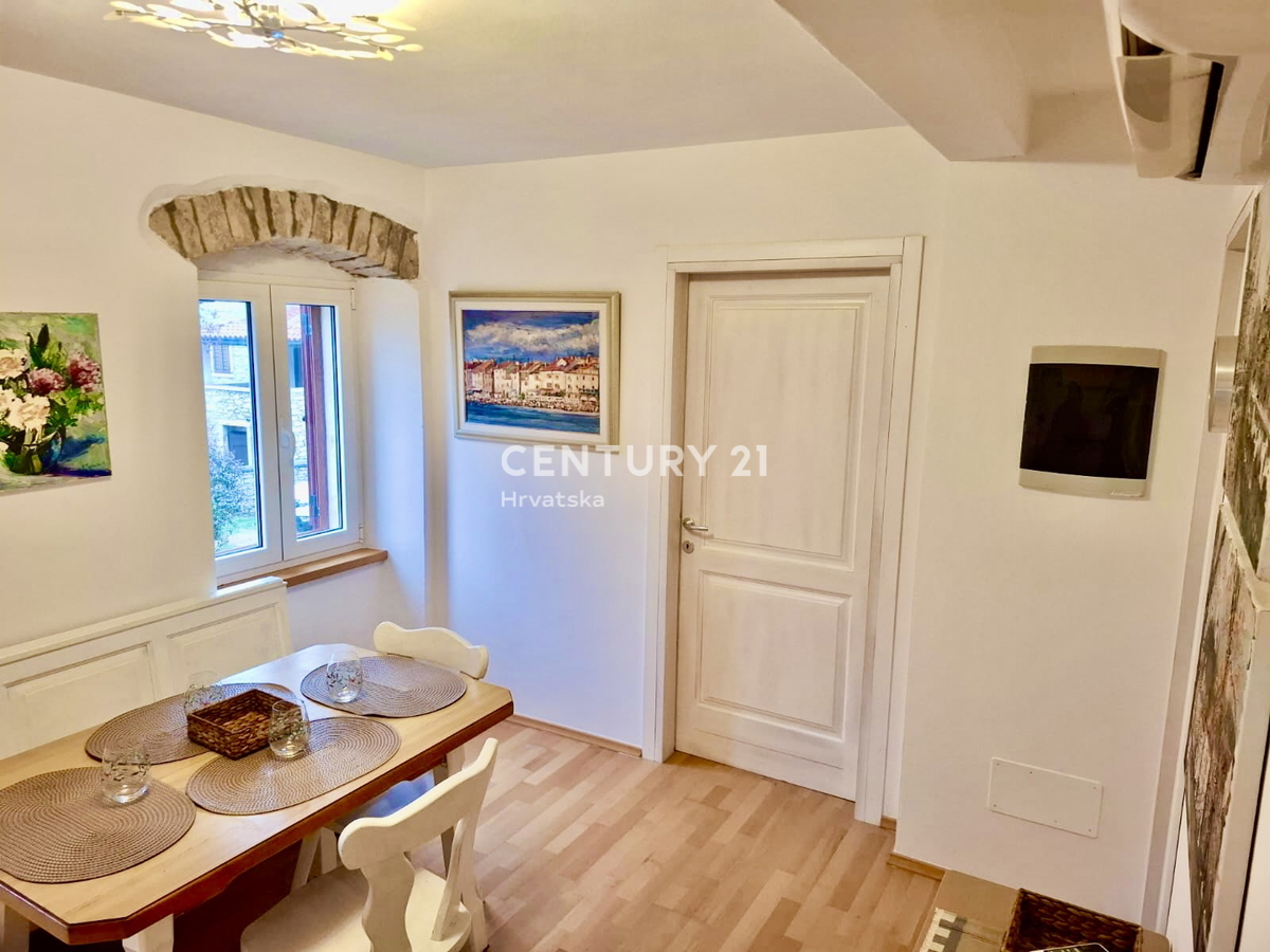 BRTONIGLA, ZONA RESIDENZIALE, APPARTAMENTO DUE LOCALI A SOLI 5 KM DAL MARE