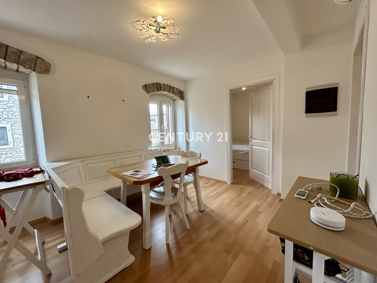 BRTONIGLA, ZONA RESIDENZIALE, APPARTAMENTO DUE LOCALI A SOLI 5 KM DAL MARE