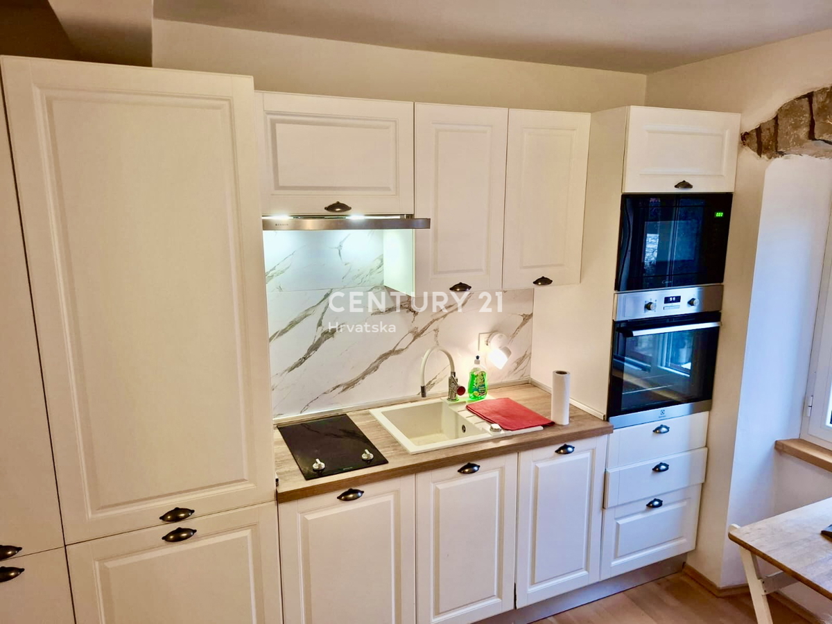 BRTONIGLA, ZONA RESIDENZIALE, APPARTAMENTO DUE LOCALI A SOLI 5 KM DAL MARE