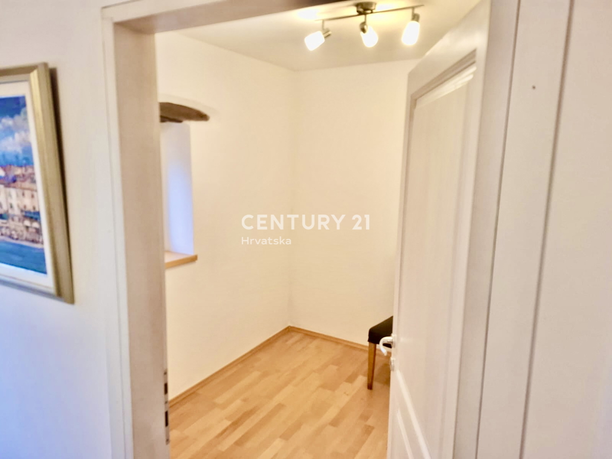 BRTONIGLA, ZONA RESIDENZIALE, APPARTAMENTO DUE LOCALI A SOLI 5 KM DAL MARE