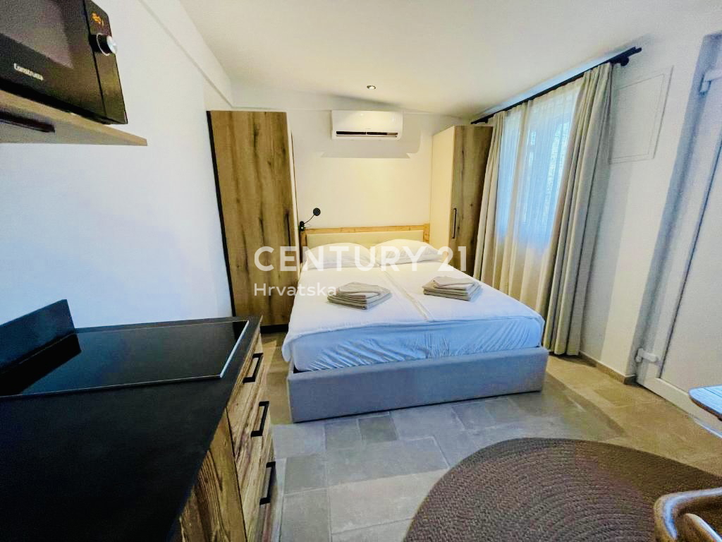 LOŠINJ, APPARTAMENTO DI PRESTIGIO PRIMA FILA SULLA SPIAGGIA E SUL MARE