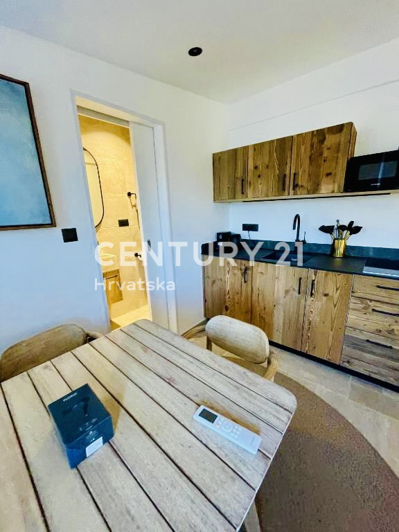 LOŠINJ, APPARTAMENTO DI PRESTIGIO PRIMA FILA SULLA SPIAGGIA E SUL MARE