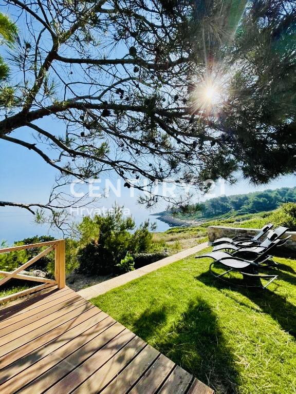 LOŠINJ, APPARTAMENTO DI PRESTIGIO PRIMA FILA SULLA SPIAGGIA E SUL MARE