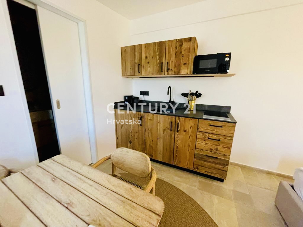 LOŠINJ, APPARTAMENTO DI PRESTIGIO PRIMA FILA SULLA SPIAGGIA E SUL MARE