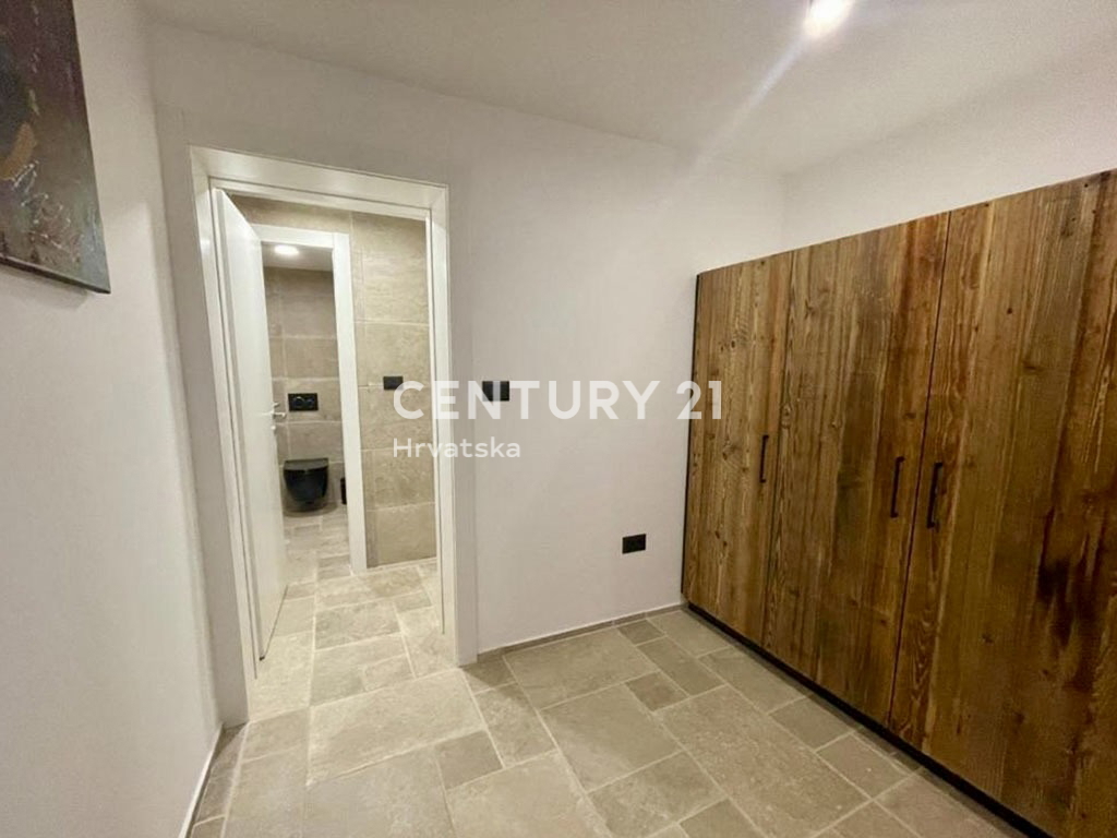 LOŠINJ, APPARTAMENTO DI PRESTIGIO PRIMA FILA SULLA SPIAGGIA E SUL MARE