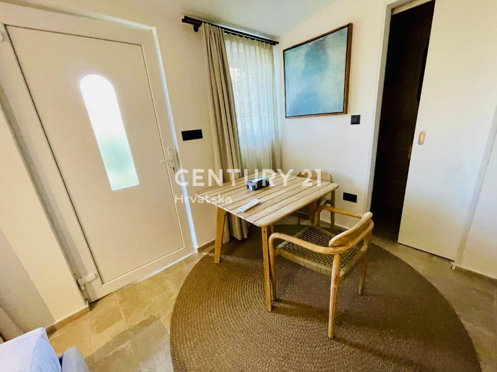 LOŠINJ, APPARTAMENTO DI PRESTIGIO PRIMA FILA SULLA SPIAGGIA E SUL MARE